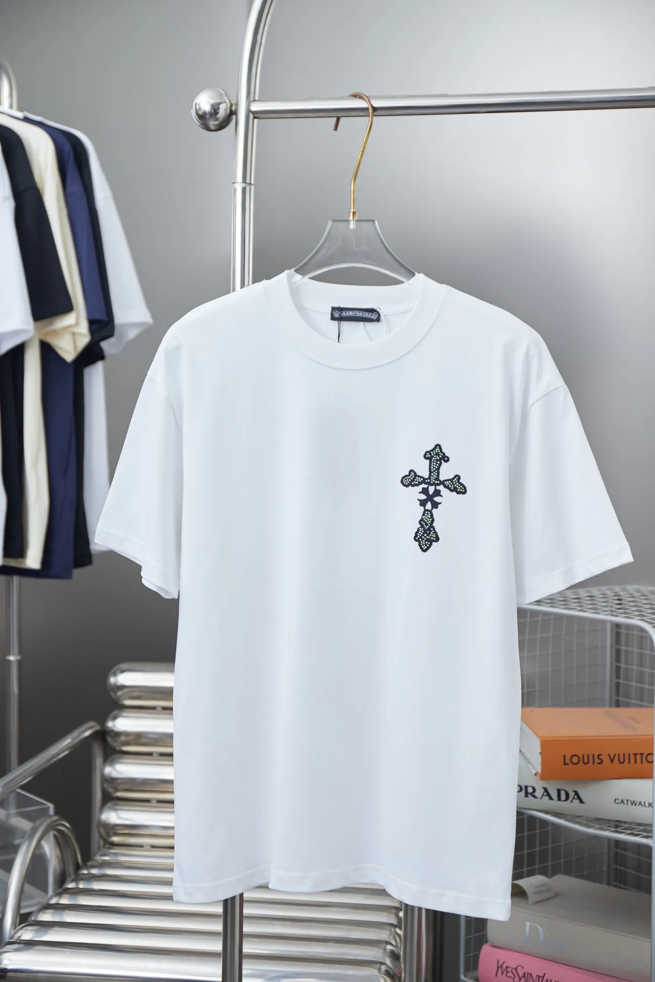 🅿️210 Ch*ome Hearte 25SS early spring new model, silicone printed hot diamond short sleeves, light luxury, essential item for daily commuting for men and women, correct version, welcome to compare, detailed features · 320g 100% pure cotton double yarn jersey fabric · Custom dyed in the same vat, special thickened 32 count double-strand 1X1 thread · Croix heart cross patch➕Imported Australian matte pearlescent diamonds➕Thick plate Croix heart letters · Double-needle stitching across seams · Original main mark washed tag brand moisture-proof paper packaging Color: black/white Size: S/M/L/XL